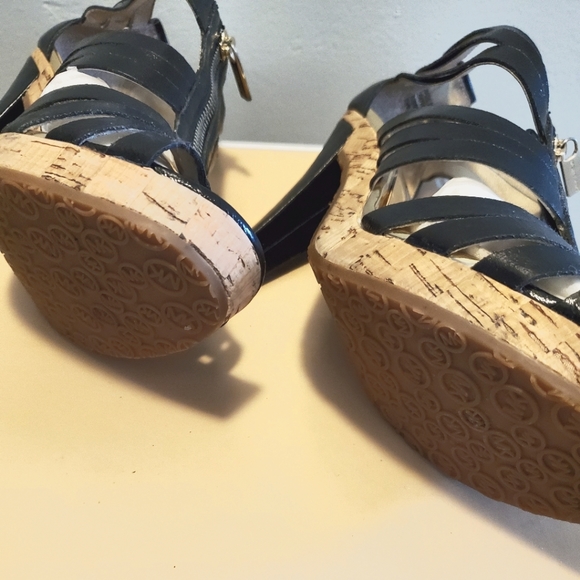 MICHAEL Michael Kors Robertson Patent leather T-strap Sandal 8.5B - Picture 4 of 4